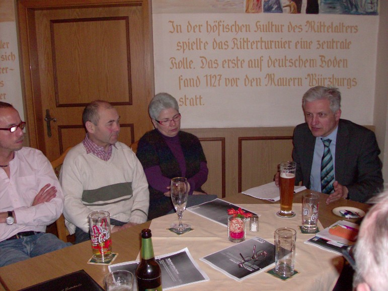 Manfred Kolbe im Gesprch mit den CDU Mitgliedern