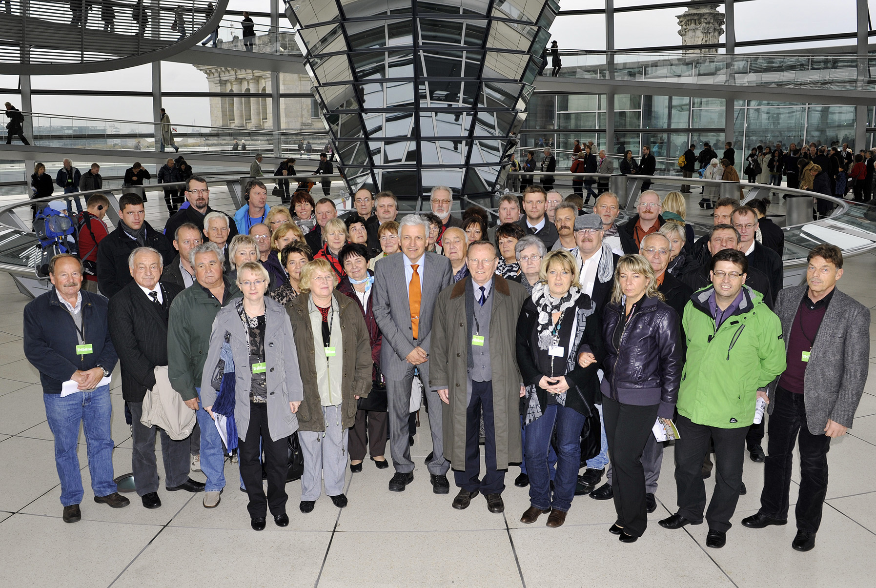 Die Gruppe mit dem Bundestagsabgeordneten Manfred Kolbe (m.) in der Kuppel des Reichstagsgebudes