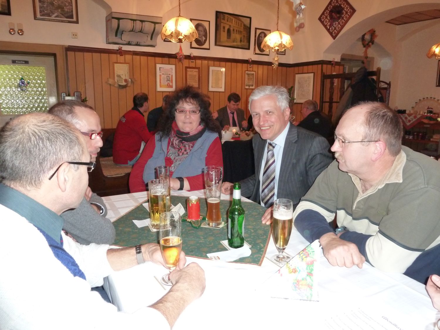 Cordula Jahn (links), Manfred Kolbe (mitte) und Robert Schbel (rechts) im Gesprch mit Mitgliedern der CDU Torgau.