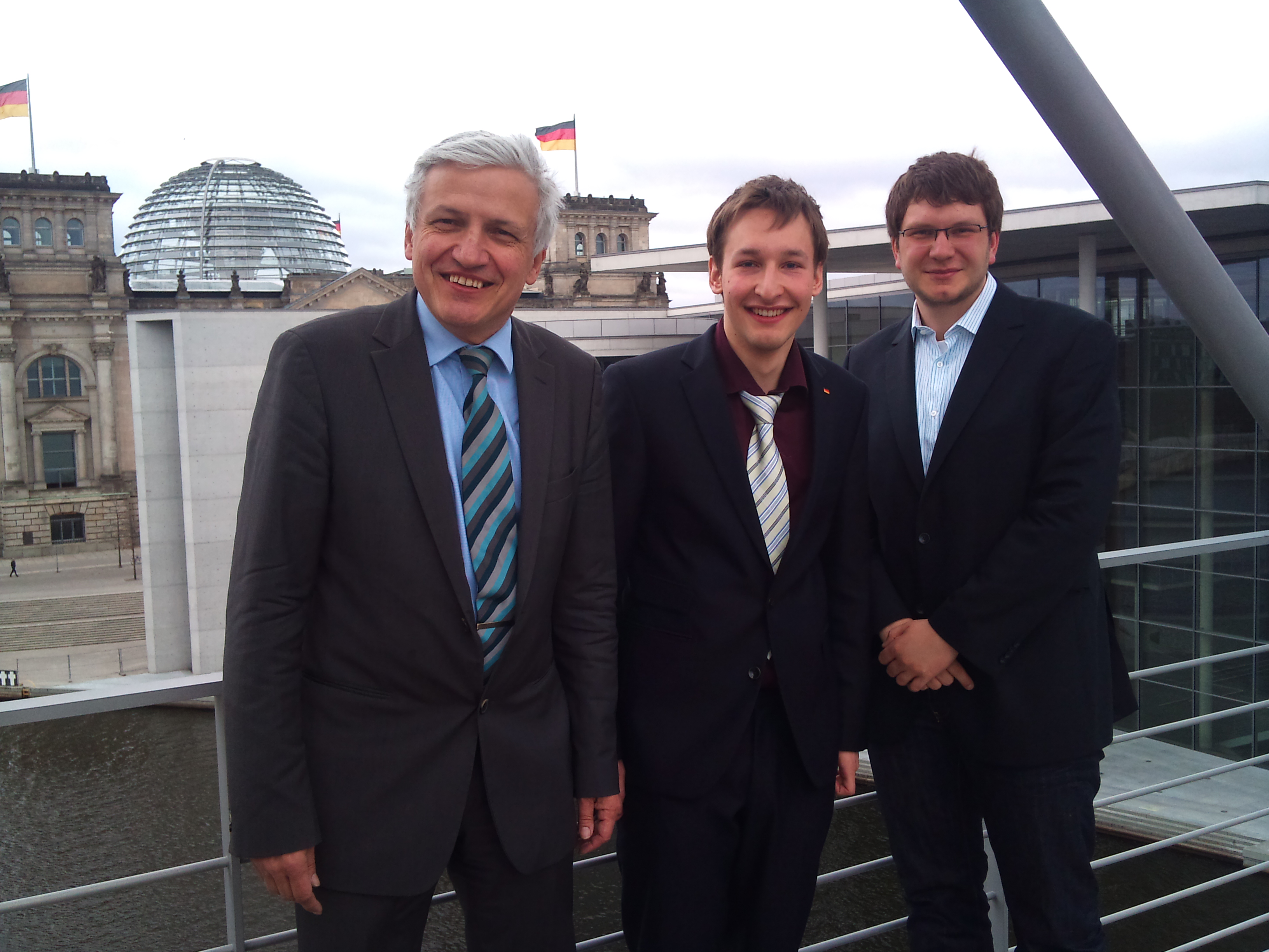 Bundestagsabgeordneter Manfred Kolbe mit Benedict Witzenberger und Broleiter Marian Wendt auf der Spreebrcke (v.l.n.r.).