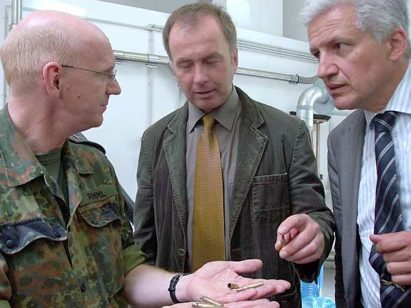 Major Rommel erlutert Brgermeister Klepel und Manfred Kolbe MdB den Unterschied zwischen scharfer und entschrfter Munition