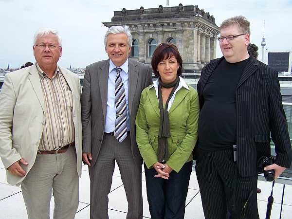 Reinhard Rdler, Manfred Kolbe, Gabriele Hei und Hans-Jrgen Rstau auf der Dachterasse des Reichstagsgebude