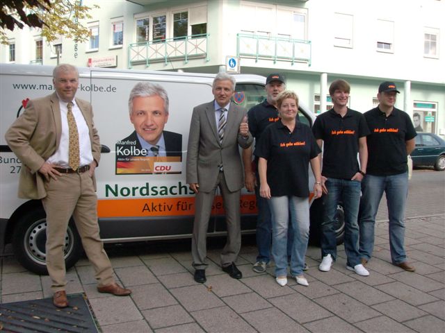 Manfred Kolbe mit seinem Wahlkampfteam und Ralf Giesecke