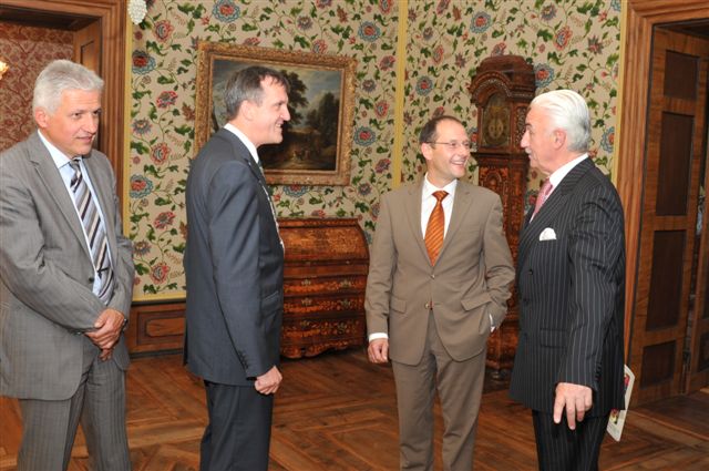 Delitzsch´s OBM Dr. Wilde zeigt Manfred Kolbe, Staatsminister Ulbig und Landrat Michael Czupalla das Delitzscher Barockschloss.