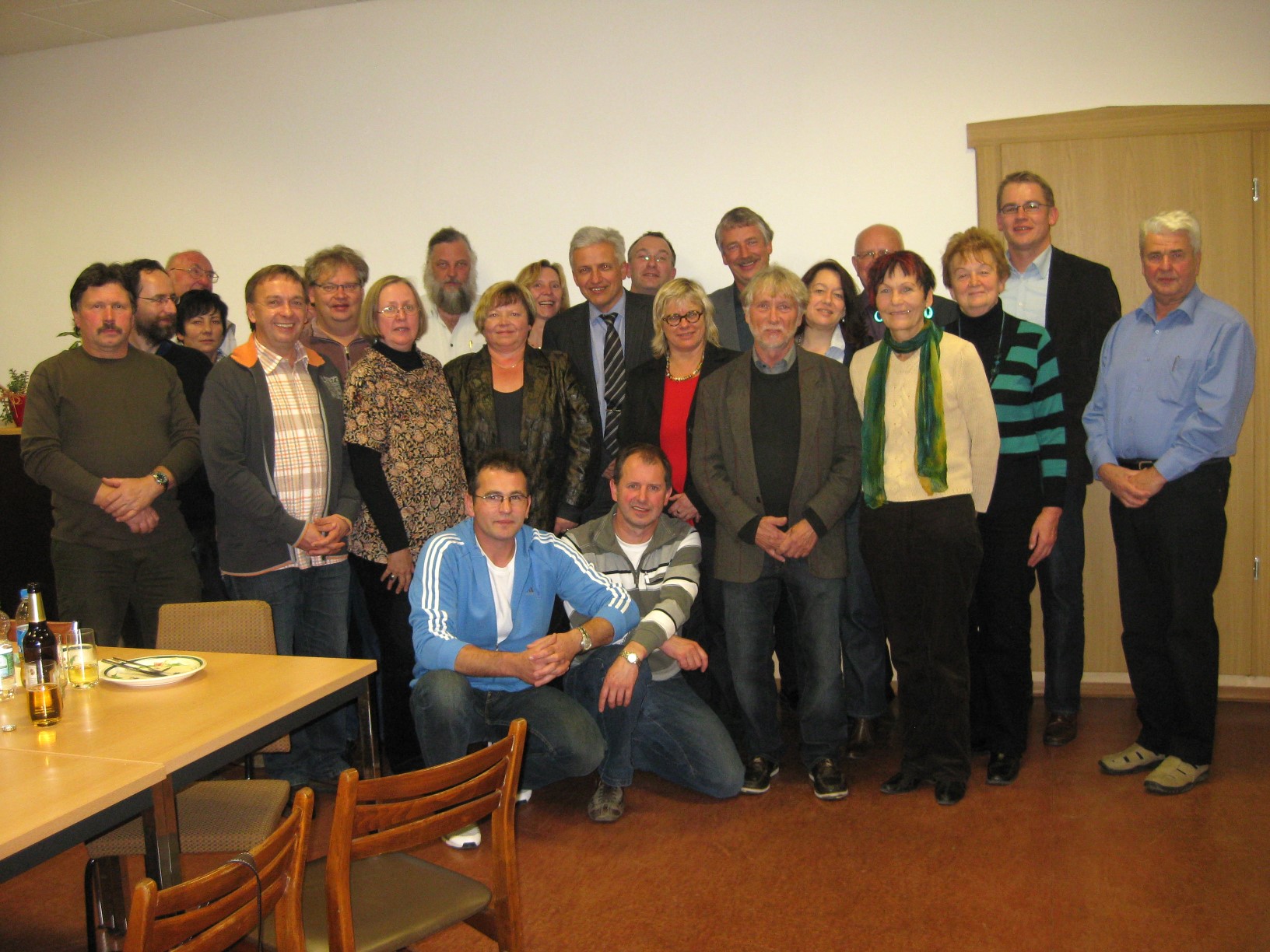 Manfred kolbe, MdB (mitte) mit den Teilnehmern der Mehrgenerationenhaus-Werkstatt.