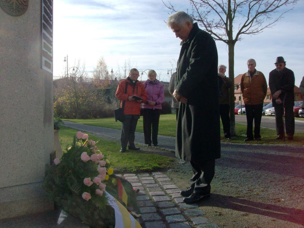 Im stillen Gedenken am Vertriebenendenkmal: Manfred Kolbe.