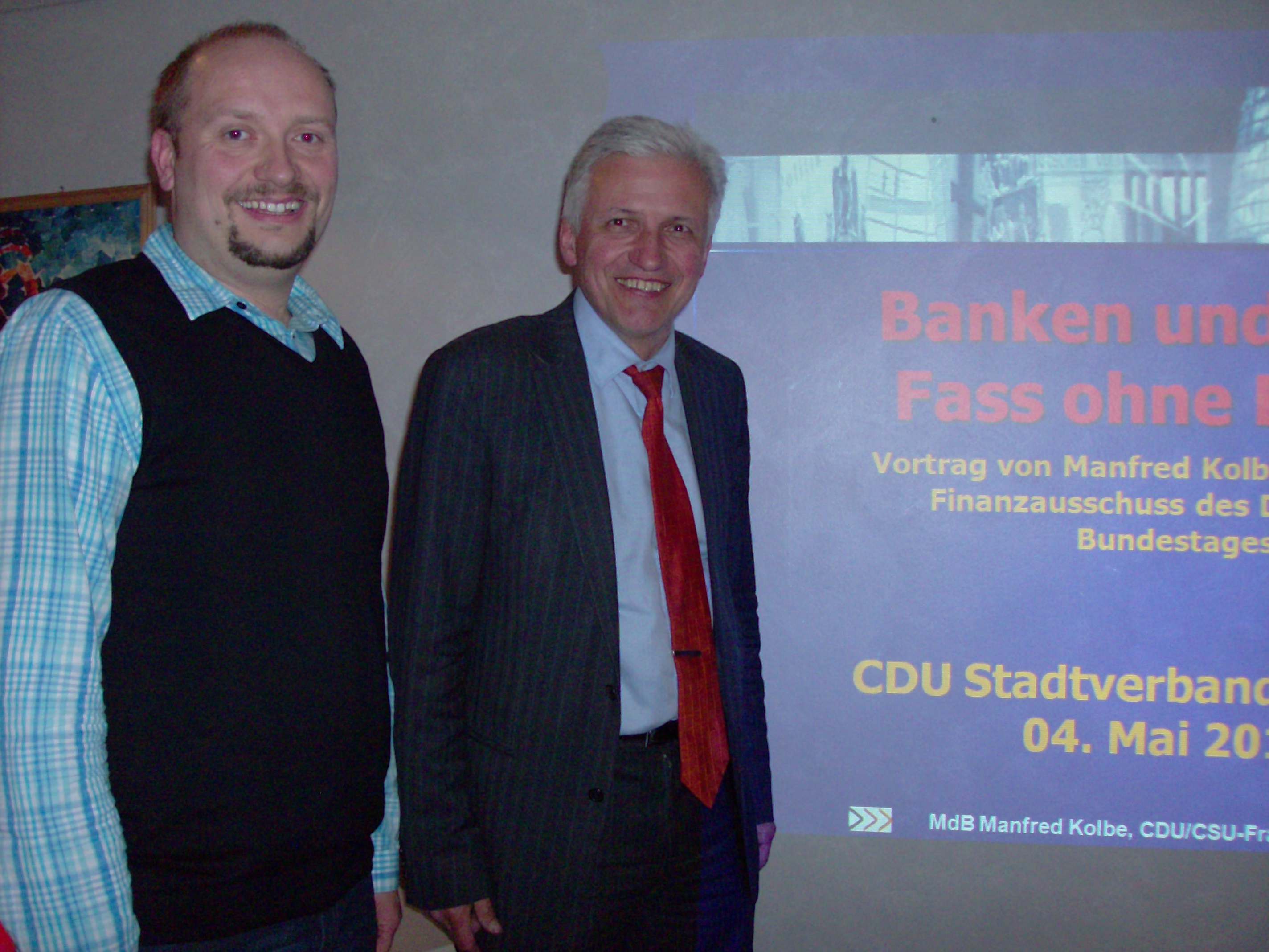 Der Vorsitzende des CDU Stadtverbandes Oschatz Holger Mucke (l.) vor dem Vortrag mit Manfred Kolbe (r.)