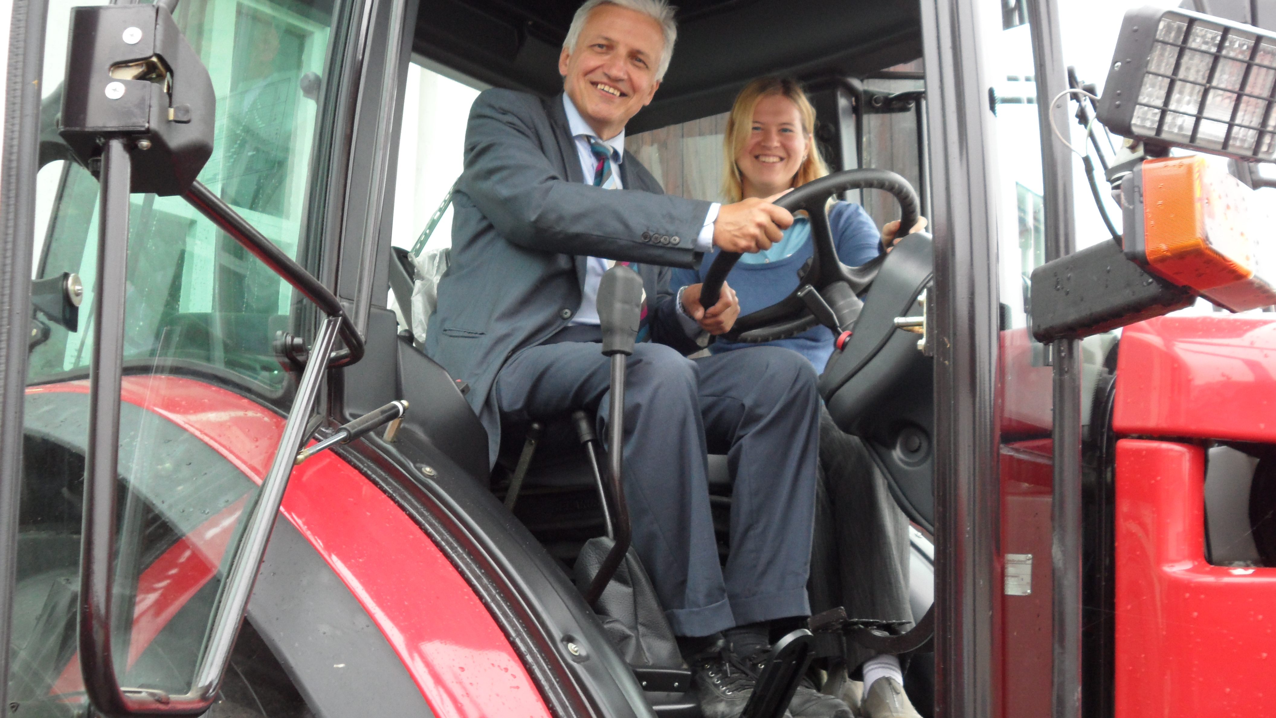 Maryia mit MdB Manfred Kolbe auf einem belarussischem Traktor.