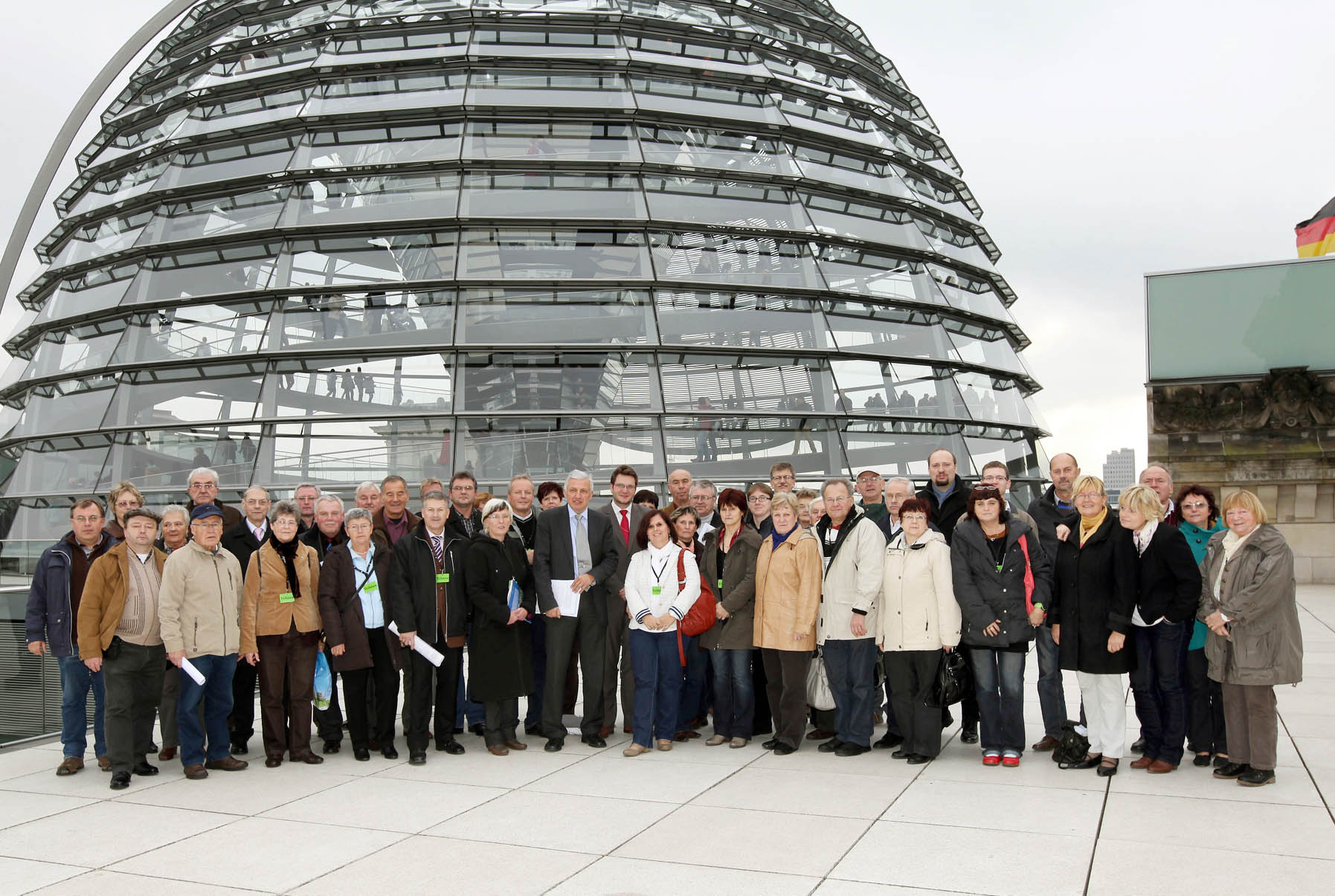 Manfred Kolbe mit den engagierten Bürgerinnen und Bürgern aus dem Raum Oschatz vor der Reichstagskuppel