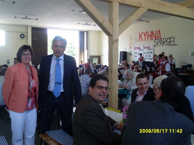Kyhna-Spargel Geschäftsführerin Gerlinde Bayer mit Manfred Kolbe MdB zwischen zahlreichen Besuchern des Spargelfestes