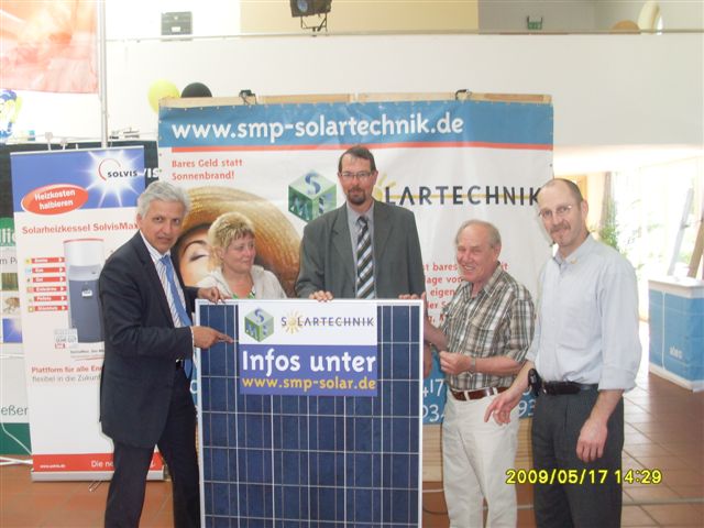 Manfred Kolbe MdB mit Landtagskandidat Volker Tiefensee im Gespräch über Möglichkeiten der Solarenergie
