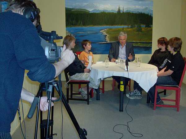 Manfred Kolbe im Interview mit den Kinder und Jugendlichen der AWO