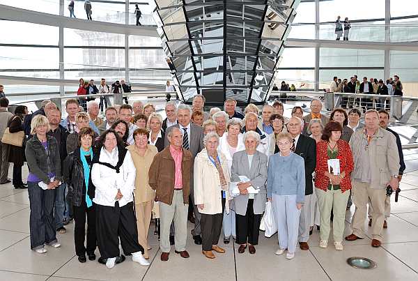 Besuchergruppe mit Manfred Kolbe in der Kuppel des Reichstages
