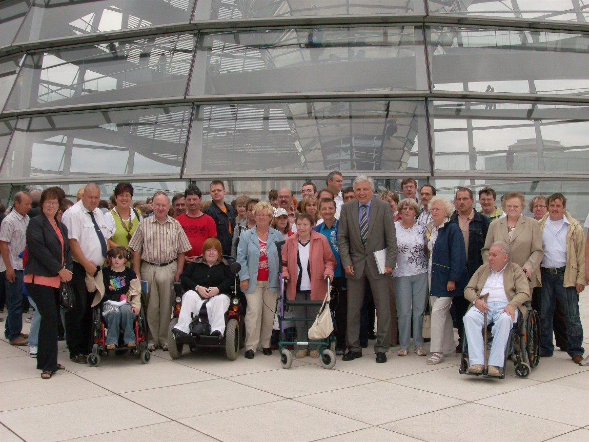 Gruppenbild mit Manfred Kolbe auf der Dachterasse des Reichstagsgebäudes