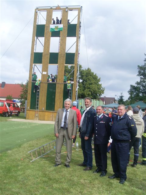 Manfred Kolbe mit Bürgermeister Michael Jatzwauk, dem Stellv. Verbandsvorsitzenden Klaus-Günter Terpe und dem Kreisbrandmeister Heinz Noll