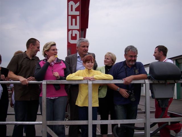 Manfred Kolbe mit weiteren Geburtstagsgästen in luftiger Höhe über dem Kartoffelhof Lienig
