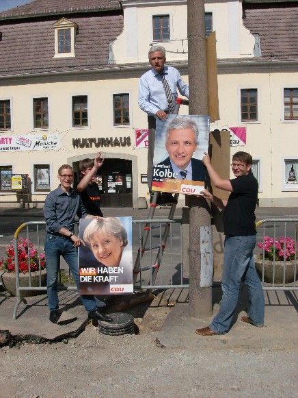 Manfred Kolbe mit Mitgliedern der JU beim Plakatieren in Torgau