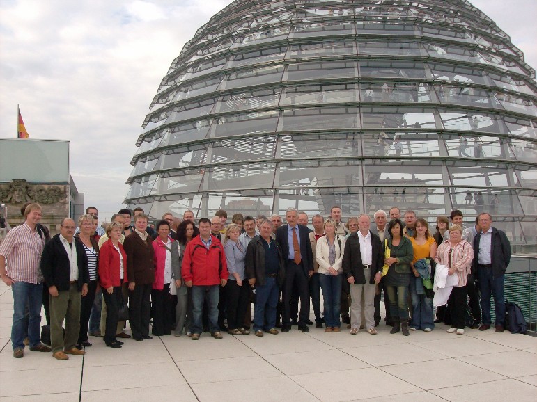 Teilnehmergruppe mit Manfred Kolbe auf der Terrasse des Reichstages