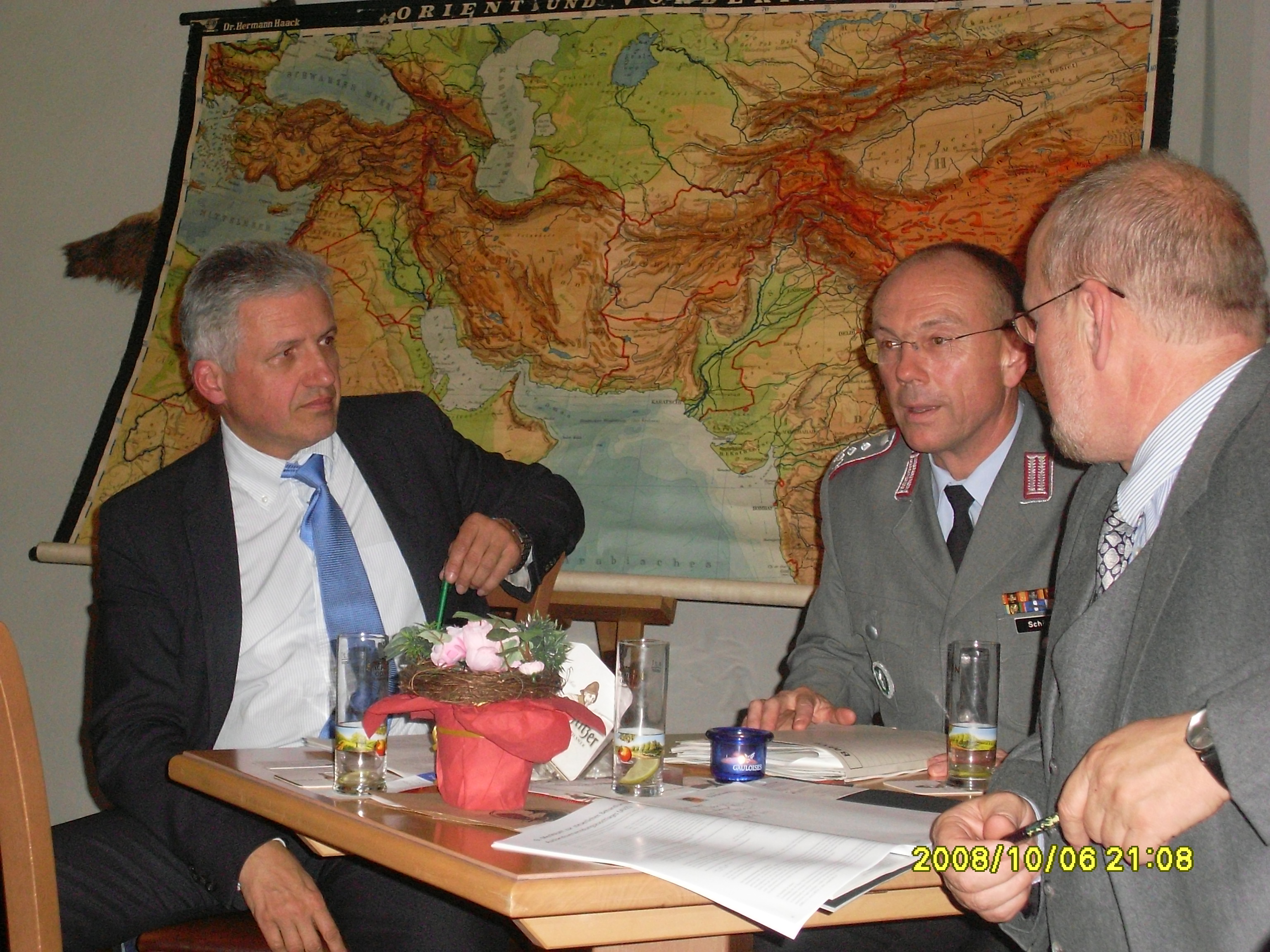 Manfred Kolbe, Oberst Schönfeld und Thomas Bielenberg im Gespräch